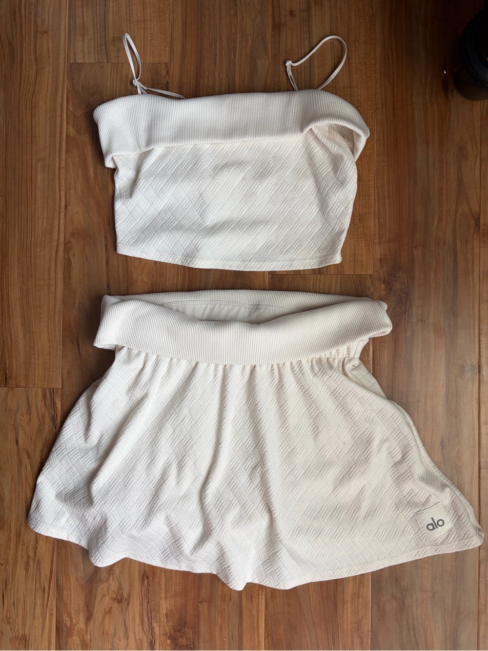 ALO Yoga Cream-White Logo Detail Active Top and Skirt (set!)